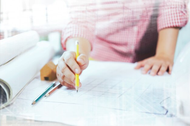 Architekt oder Ingenieur arbeiten im Büro, Baukonzept.