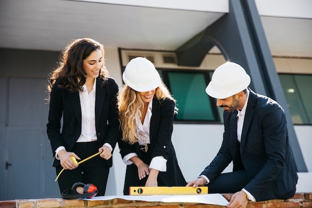 Kostenloses Foto architekten tragen helme mit plan