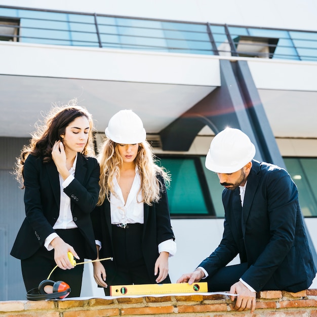 Kostenloses Foto architekten tragen helme