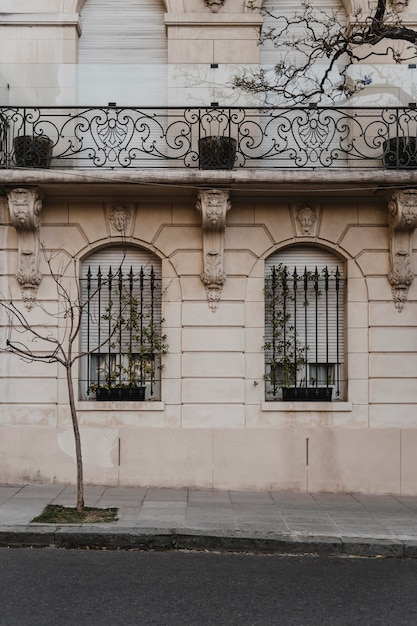 Architektonisches Gebäude in der Stadt mit Bäumen