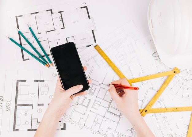 Architekturkonzept mit Bauplan und Smartphone