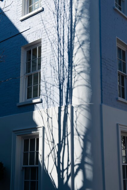 Architekturschatten tagsüber in der Stadt