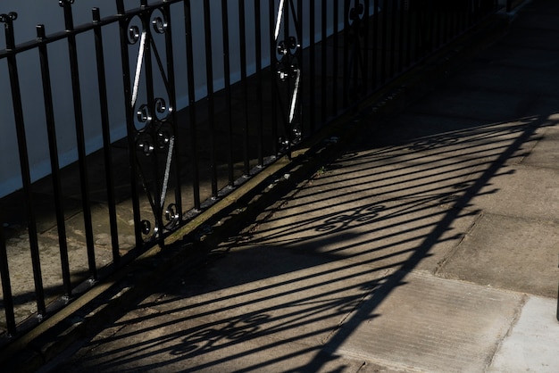 Architekturschatten tagsüber in der Stadt