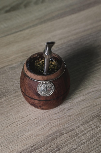 Kostenloses Foto argentinischer yerba mate tee in einem umweltfreundlichen holzbehälter mit einem metallstrohhalm
