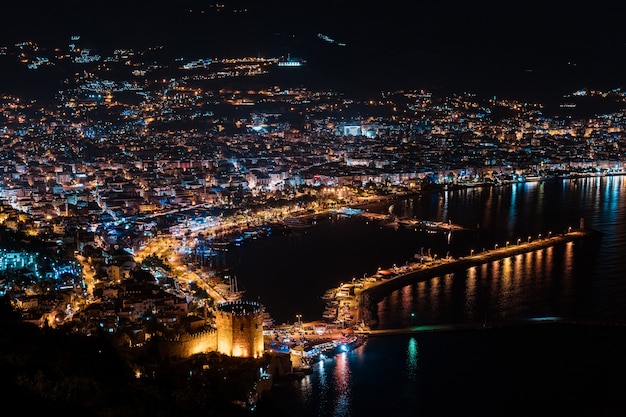 Arial View Nachtstadt beleuchtet Stadt der Türkei