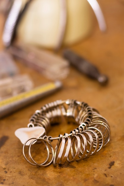 Kostenloses Foto armband mit ringen gefüllt