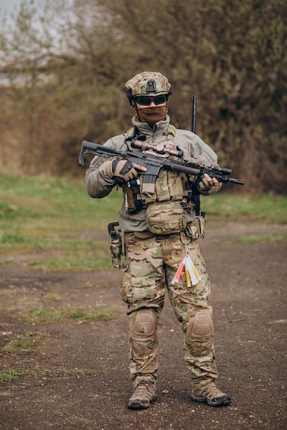 Kostenloses Foto armeesoldaten, die mit waffen kämpfen und ihr land verteidigen