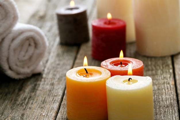 Aromatherapie-Behandlung mit Kerzen