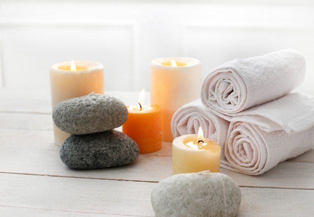 Aromatherapie-Behandlung mit Kerzen