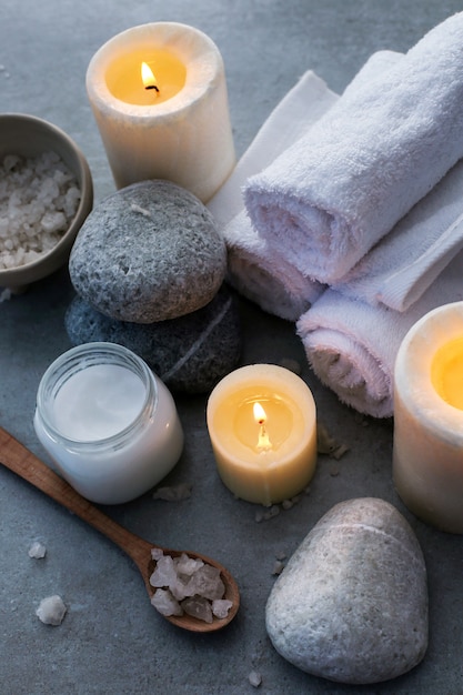 Aromatherapie-Behandlung mit Kerzen