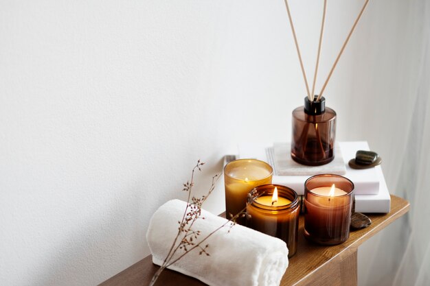 Aromatherapie-Tischdekoration mit Duftkerzen und Handtuch