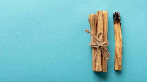 Aromatische holzstäbchen, gebunden mit einem seilkopierraum