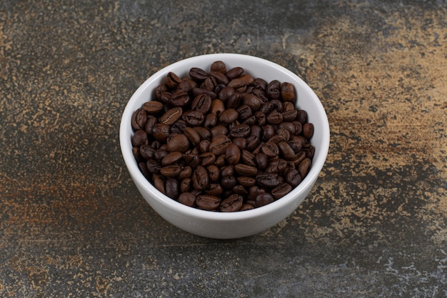 Aromatische Kaffeebohnen in weißer Schüssel.