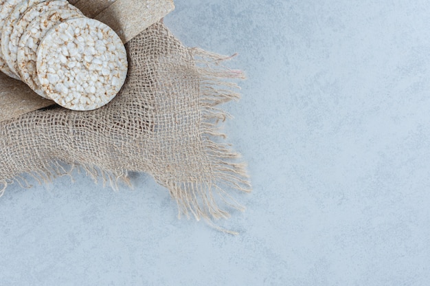 Aromatische Knäckebrote auf Handtuch in der Schachtel auf Marmor.