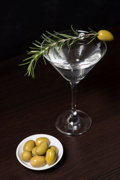 Aromatischer Cocktail mit Rosmarin und Oliven