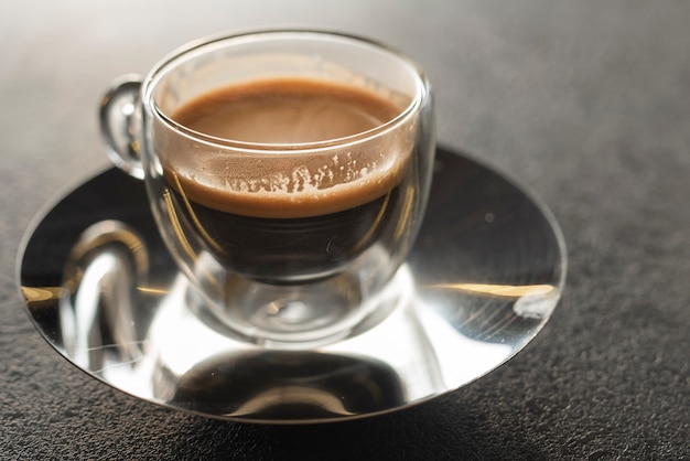 Kostenloses Foto aromatischer kaffee der nahaufnahme auf platte