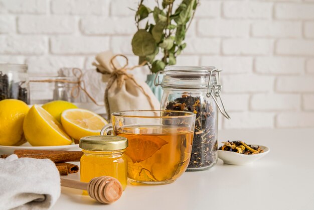 Aromatischer Tee mit Zitrone auf dem Schreibtisch