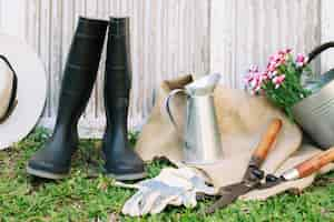 Kostenloses Foto arrangement für garten-gummistiefel und zubehör