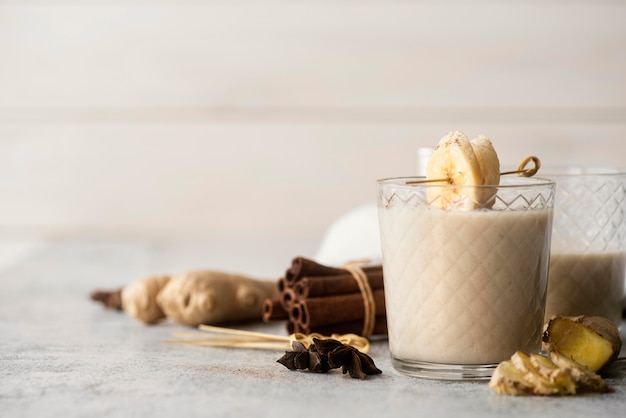 Arrangement mit Bananen-Smoothie