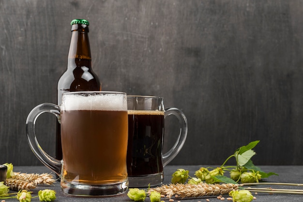 Arrangement mit Bierkrügen und Flasche