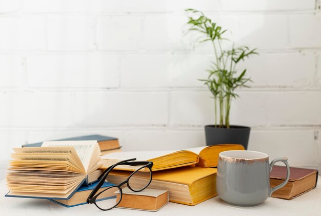 Arrangement mit Büchern und Tasse