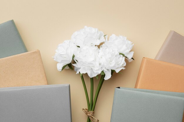 Arrangement mit Büchern und weißen Blumen