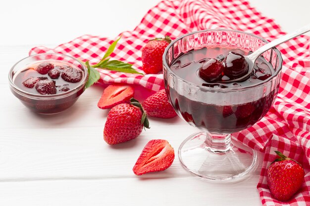 Arrangement mit Dessert in Glas