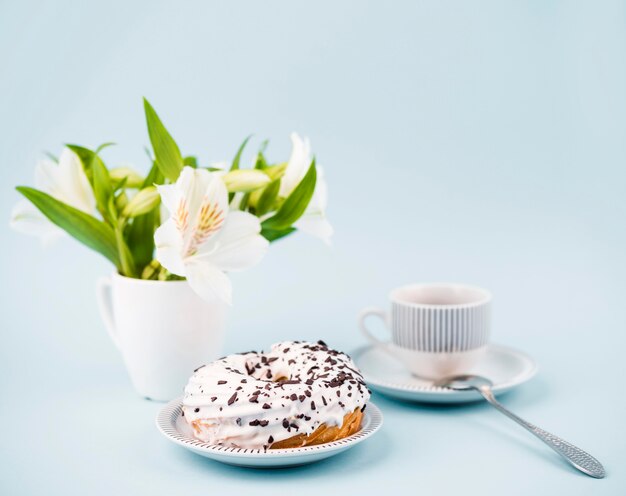 Arrangement mit Donut und Blumen