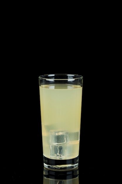 Arrangement mit einem Glas Limonade im Dunkeln