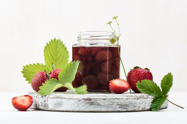 Arrangement mit Erdbeeren im Glas