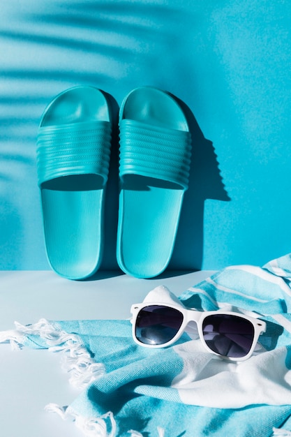 Arrangement mit Flip Flops und Sonnenbrille