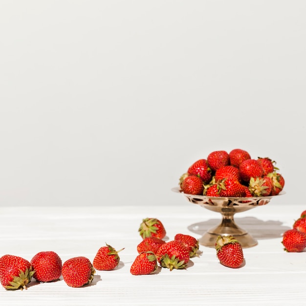 Kostenloses Foto arrangement mit frischen erdbeeren