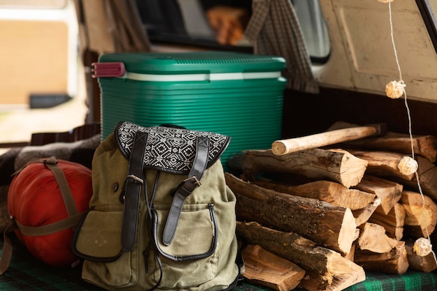 Arrangement mit Gepäck und Holz