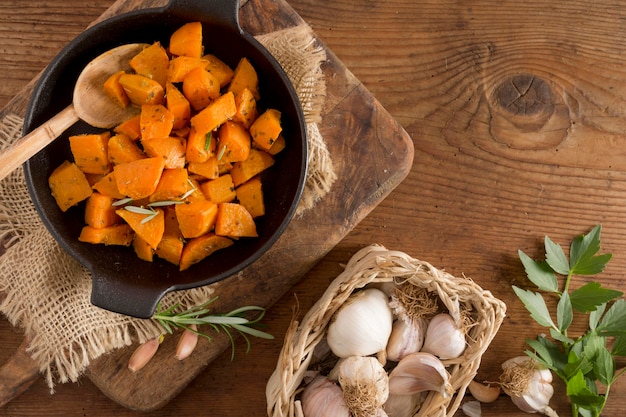 Arrangement mit Kartoffeln und Knoblauch