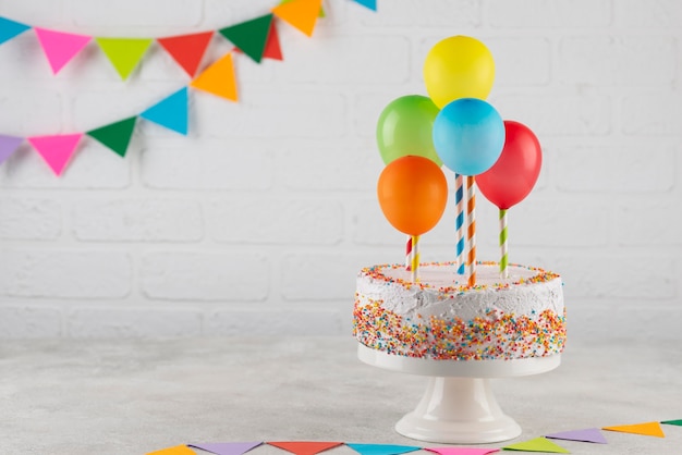 Arrangement mit Kuchen und Luftballons