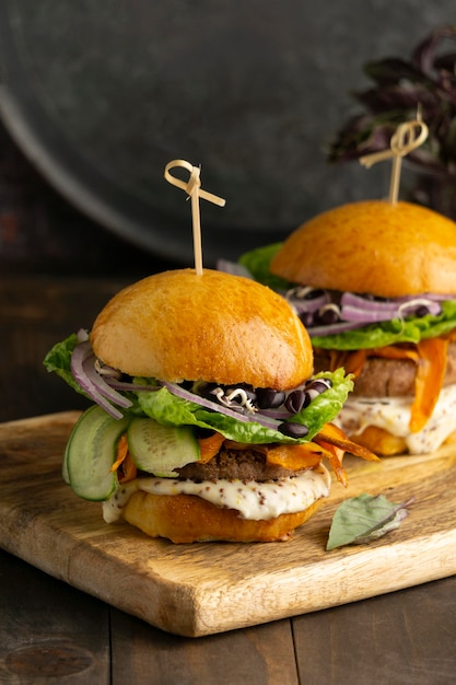 Kostenloses Foto arrangement mit leckerem veganem burger