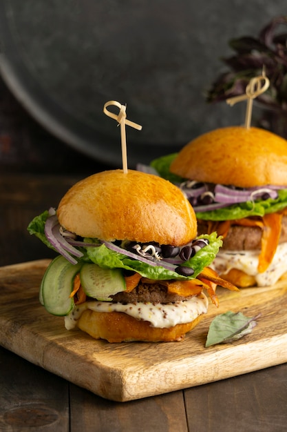 Arrangement mit leckerem veganem Burger