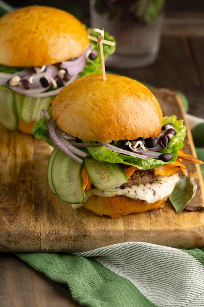 Arrangement mit leckerem veganem Burger