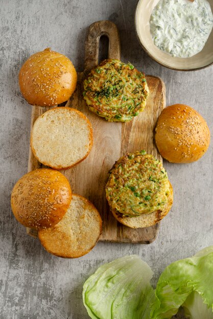 Arrangement mit leckerem veganem Burger