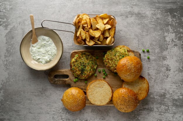 Arrangement mit leckerem veganem Burger