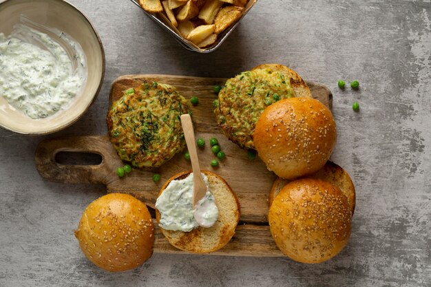 Arrangement mit leckerem veganem Burger