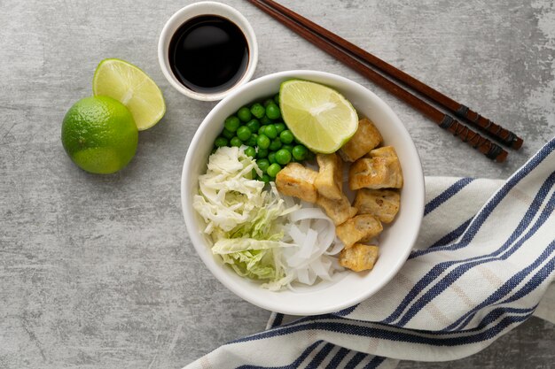 Arrangement mit leckerem veganem Essen