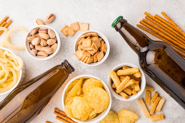 Kostenloses Foto arrangement mit leckeren snacks und bier