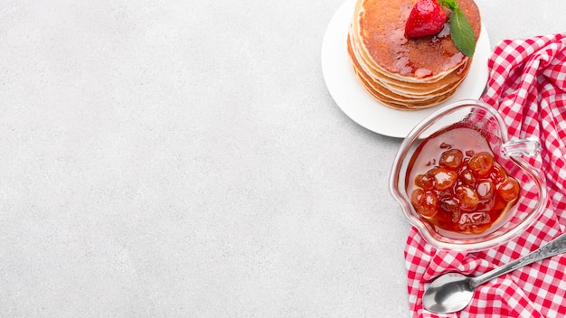 Arrangement mit Marmelade und Pfannkuchen