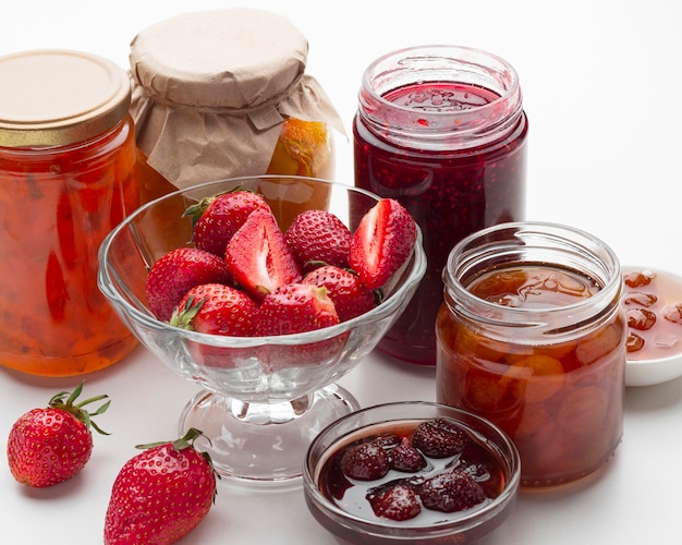 Arrangement mit Marmeladengläsern und Erdbeeren