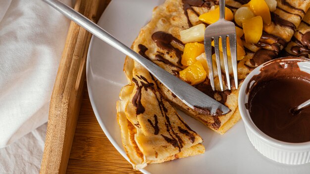 Arrangement mit Pfannkuchen und Schokolade