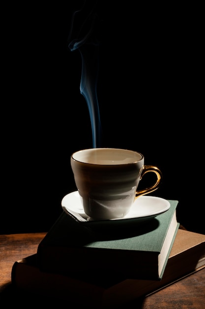 Arrangement mit Tasse auf Büchern