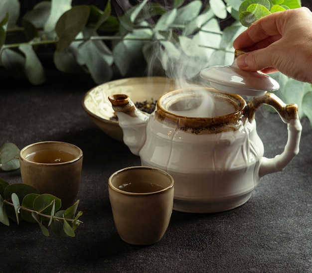 Arrangement mit teetasse und heißem tee