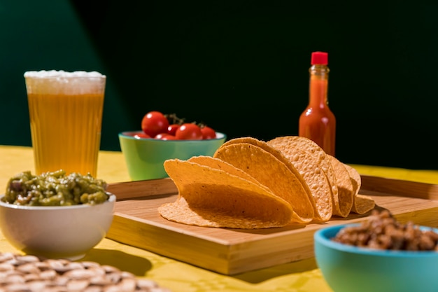 Arrangement mit tortilla und bier