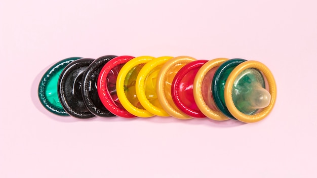 Arrangement mit verschiedenfarbigen Kondomen